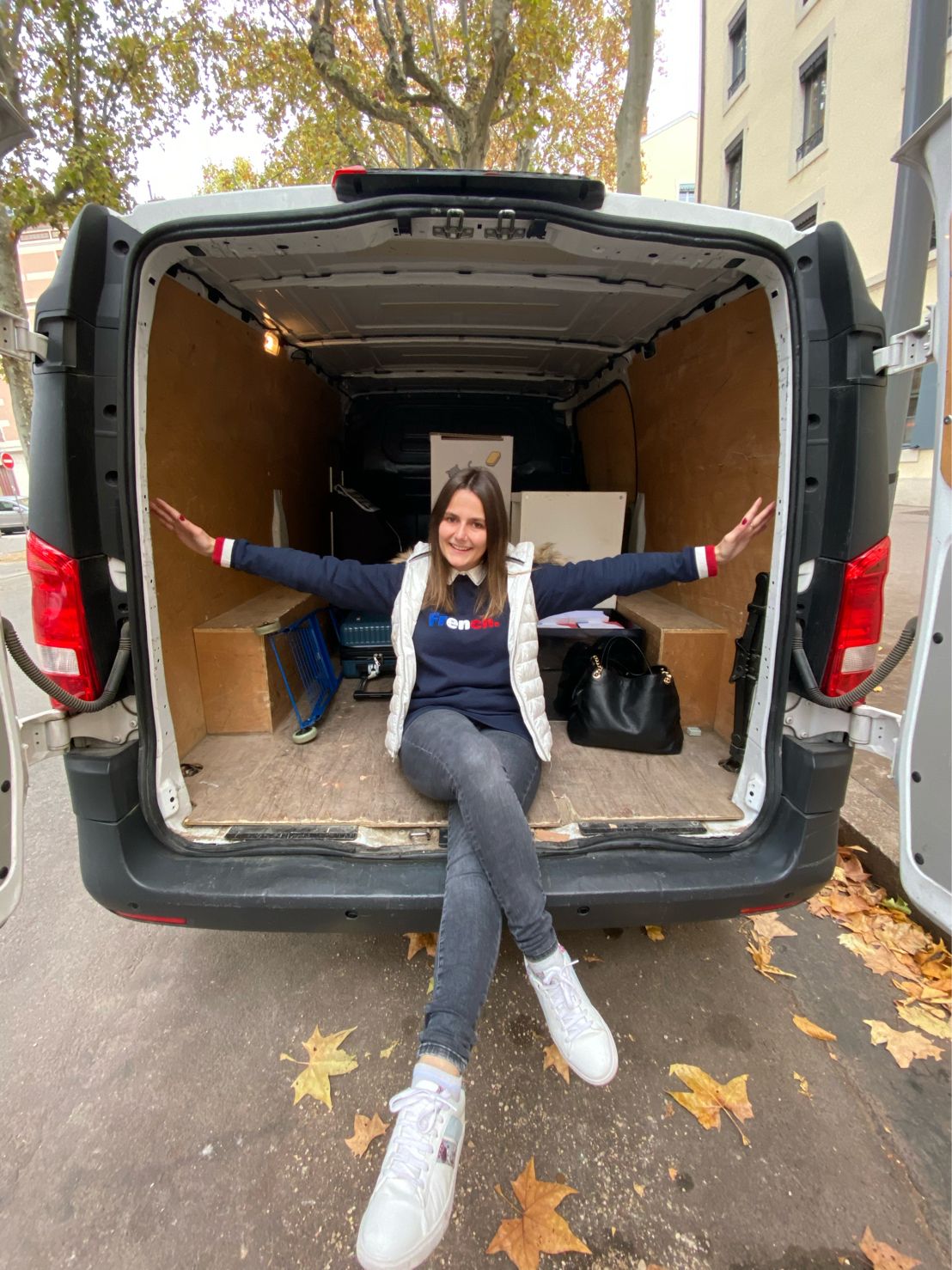 Camille Girard assise à l’arrière d’une camionnette, un jour d’installation