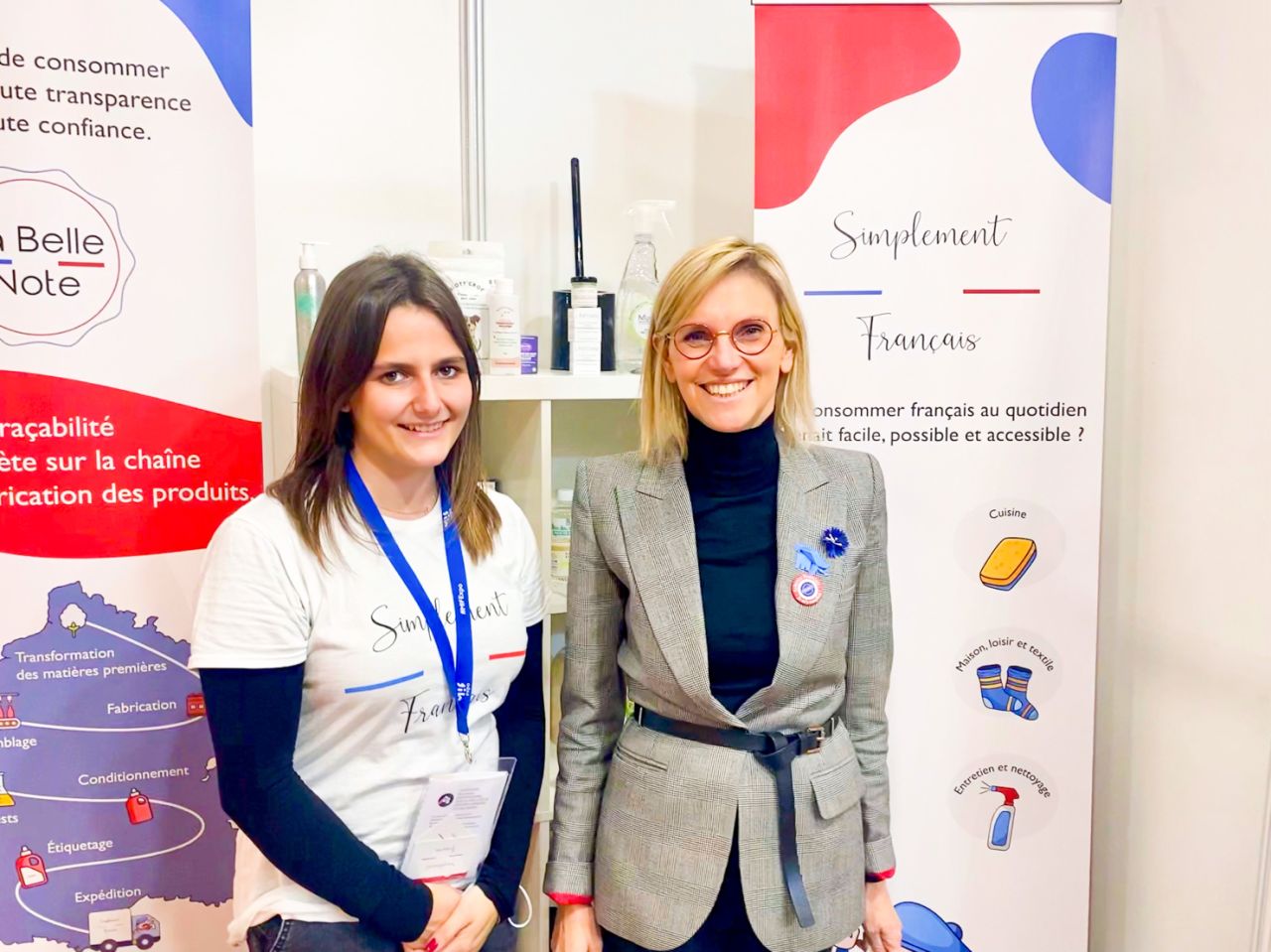 Camille Girard sur le stand Simplement Français, devant la bannière La Belle Note