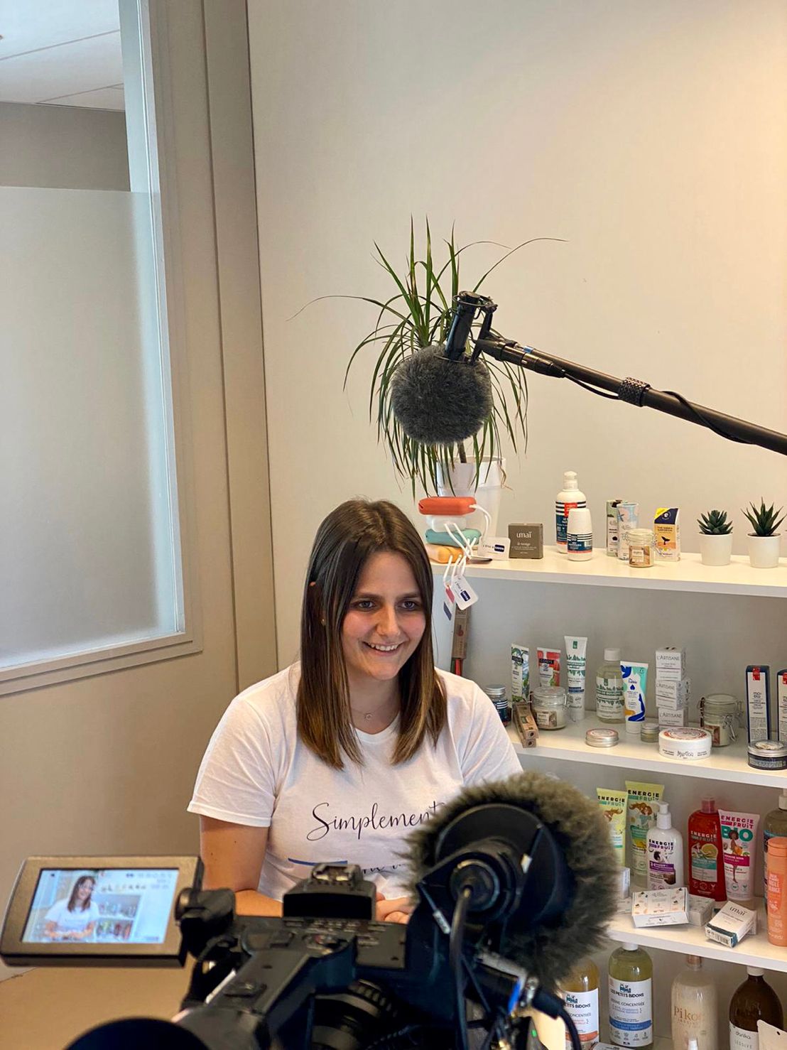 Camille Girard pendant le tournage d’un reportage sur Simplement Français